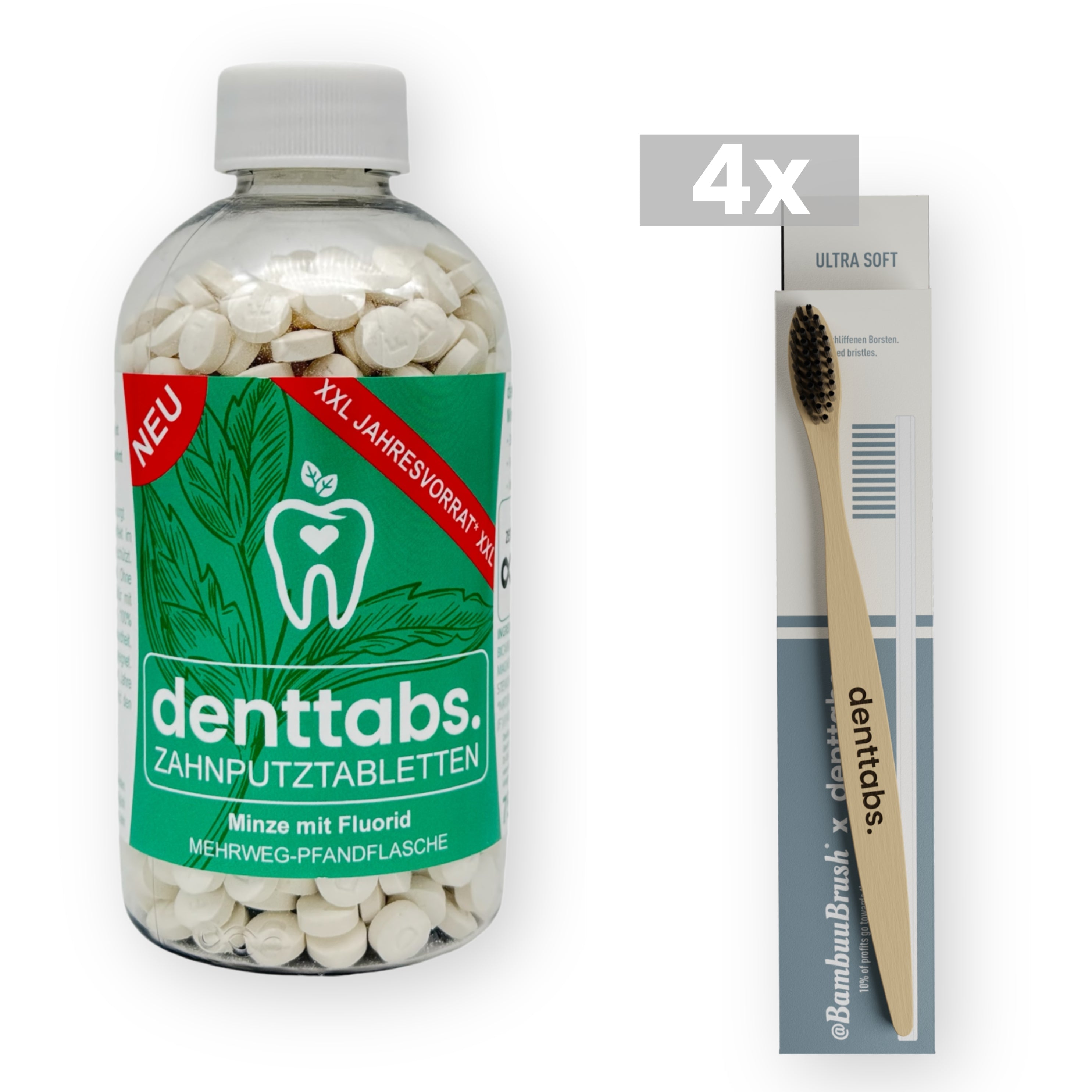 Zu sehen ist eine Jahresvorratsflasche voller Denttabs mit einem grünen Etikett, daneben eine Bambuszahnbürste mit Verpackung. Der Hintergrund ist weiß.
