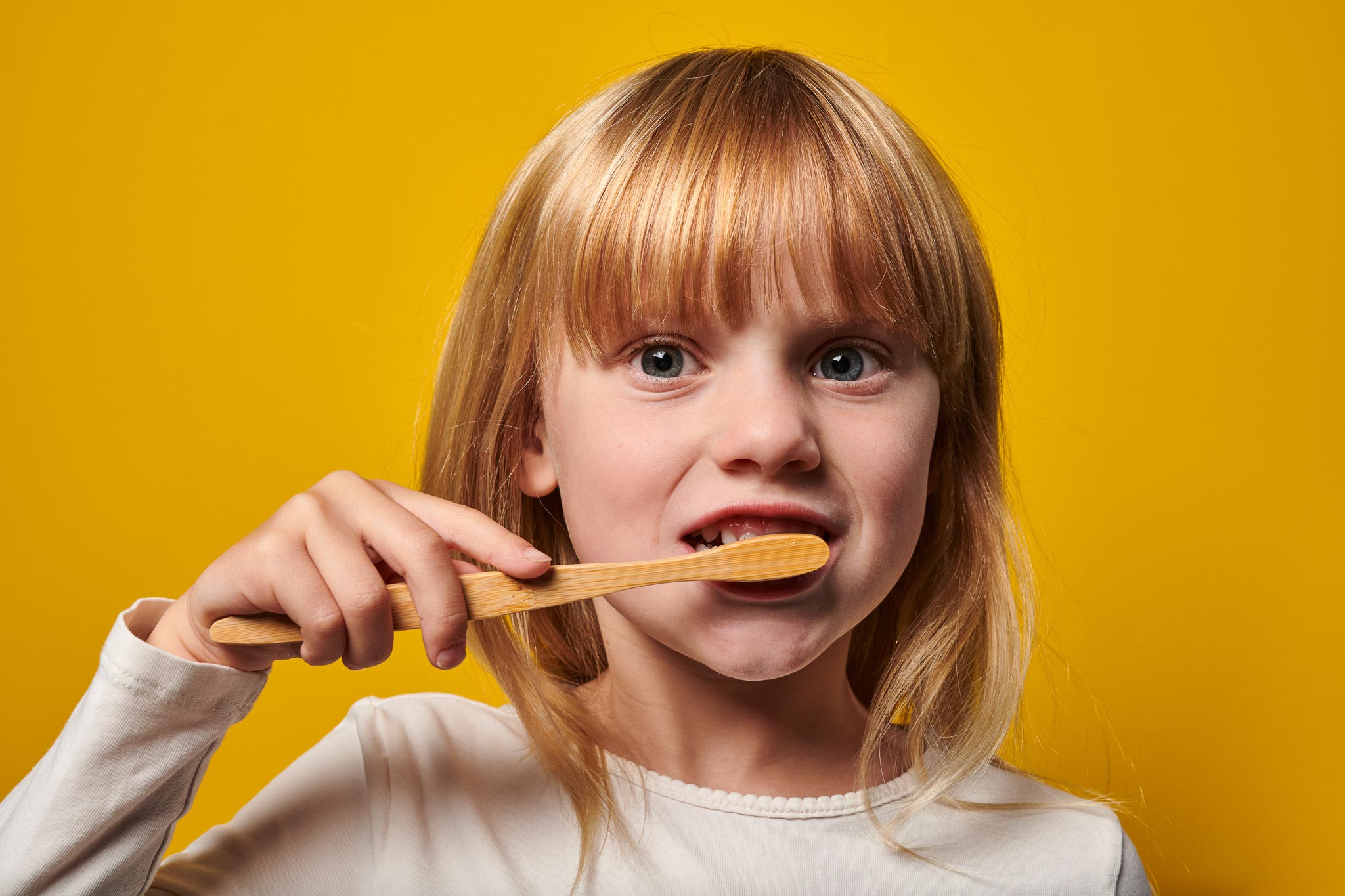 Bambuszahnbürste aus FSC-zertifiziertem Holz – sanfte Politur für weiße und gesunde Zähne mit Denttabs