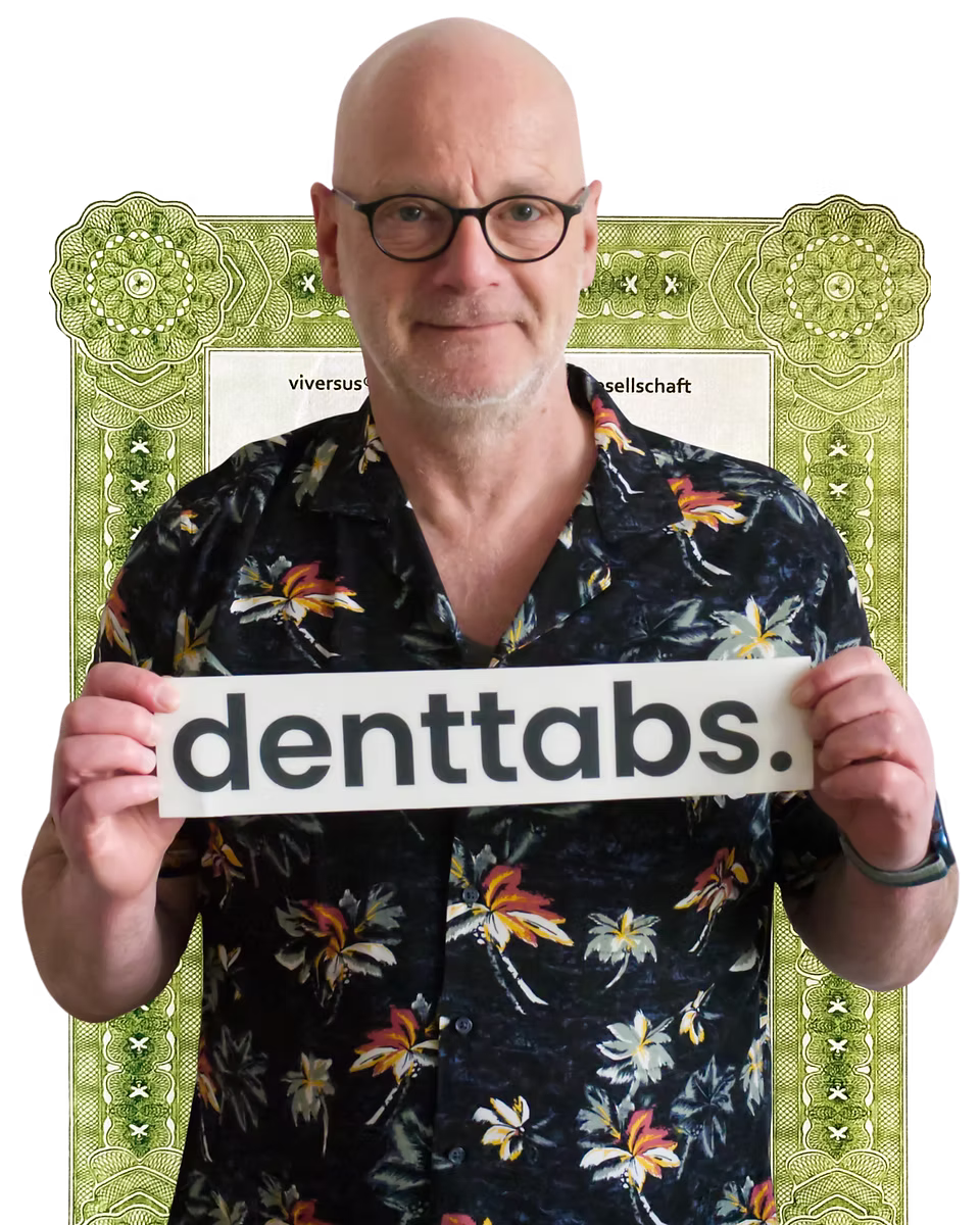 Axel Kaiser von Denttabs vor der Denttabs Aktie von viversus gAG