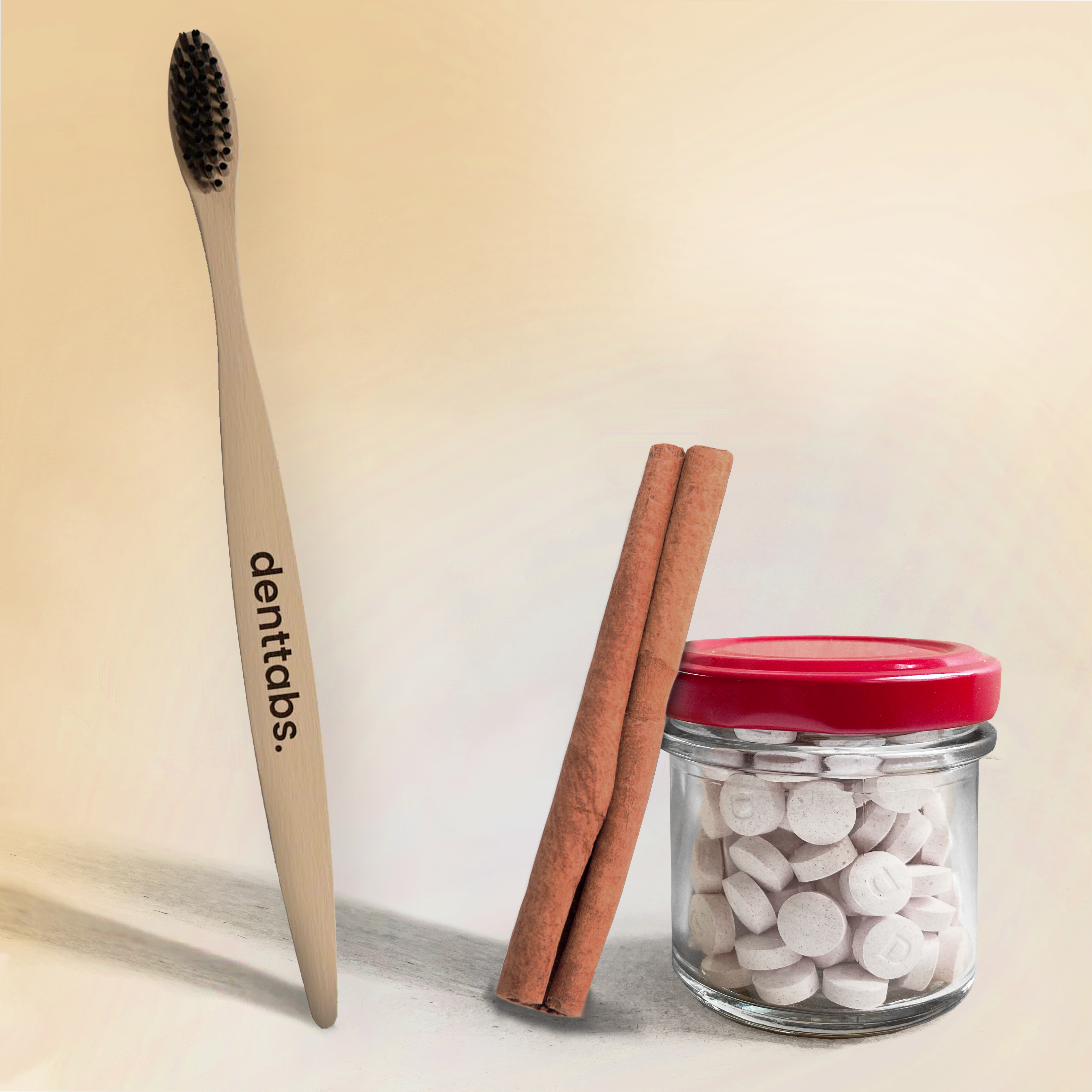 Zahnpflege mit Geschmack – Denttabs Zimtset mit plastikfreier Verpackung und natürlichem Aroma. Bambuszahnbürste und Zahnputztabletten im Zero-Waste -Aufbewahrungsglas