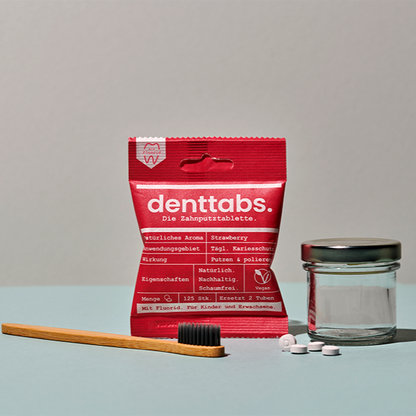 Denttabs Basicset: Eine Tüte Zahnputztabletten mit Erdbeergeschmack, praktisches Aufbewahrungsglas und Bambuszahnbürste